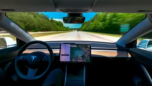 Elon Musk verbreekt zijn belofte opnieuw en geeft toe dat Tesla nog miljarden kilometers moet rijden voor autonome auto
