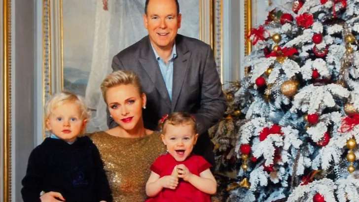 Prins Albert deelt kerstkiekjes van de Mini-Monaco's