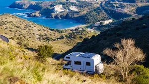 Camper aan de kust in Frankrijk