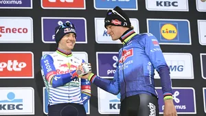Remco Evenepoel en Mathieu van der Poel op het podium van de Ronde van Vlaanderen.