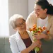 Moederdag cadeaus - vrouw geeft moeder een cadeau