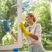 Vrouw maakt schoon en creëert een frisse, schone omgeving