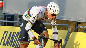 Mathieu van der Poel heeft in Hoogerheide nog maar eens laten zien de absolute topfavoriet te zijn voor het WK in Hulst. De wereldkampioen rijdt op een ander niveau dan de rest.