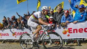 Tadej Pogacar in actie vlak langs het publiek in de Ronde van Vlaanderen.