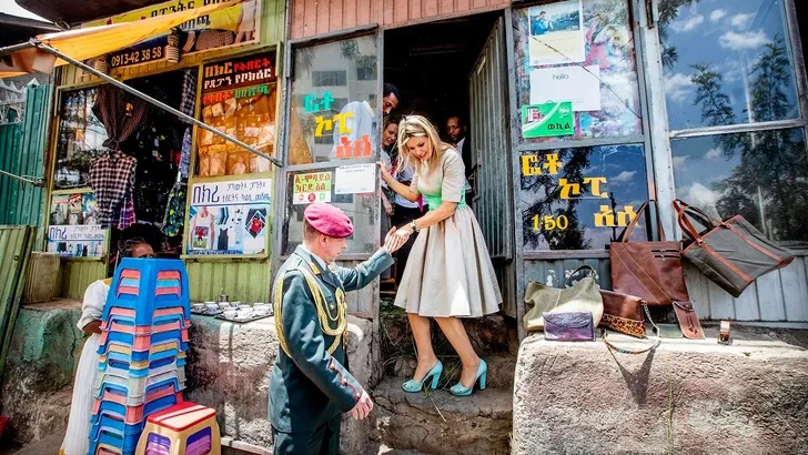 Respect! Máxima zwikt op hakken door Addis Abeba