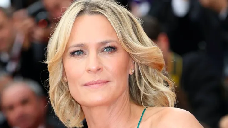 Style has nog age: kersverse bruid Robin Wright (52) 
