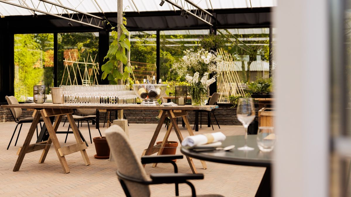 Eerste kasrestaurant van Friesland geopend: 'Dit is echt een unieke plek'