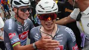 Jasper Philipsen en Mathieu van der Poel na een zege van Philipsen in de Tour de France 2025.