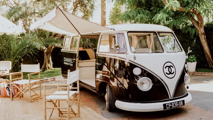 In dit Chanel-busje wil ook een campinghater nog kamperen! 