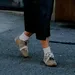 Vrouw met lichtbruine miu miu sneakers