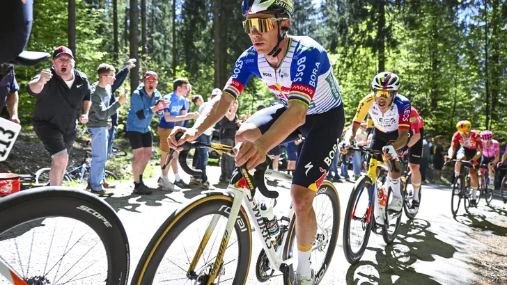 Remco Evenepoel onthulde zijn bizarre FTP van 425 watt, maar wat zegt dat over zijn niveau op het allerhoogste niveau? Data-expert Benji Naesen plaatst een aantal kanttekeningen.