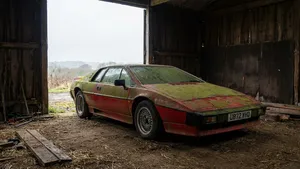 Zeldzame Lotus Esprit Turbo gevonden na 30 jaar in open schuur: mos, algen en een uniek verhaal