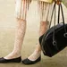 Vrouw met ballerina's en bijpassende tas.