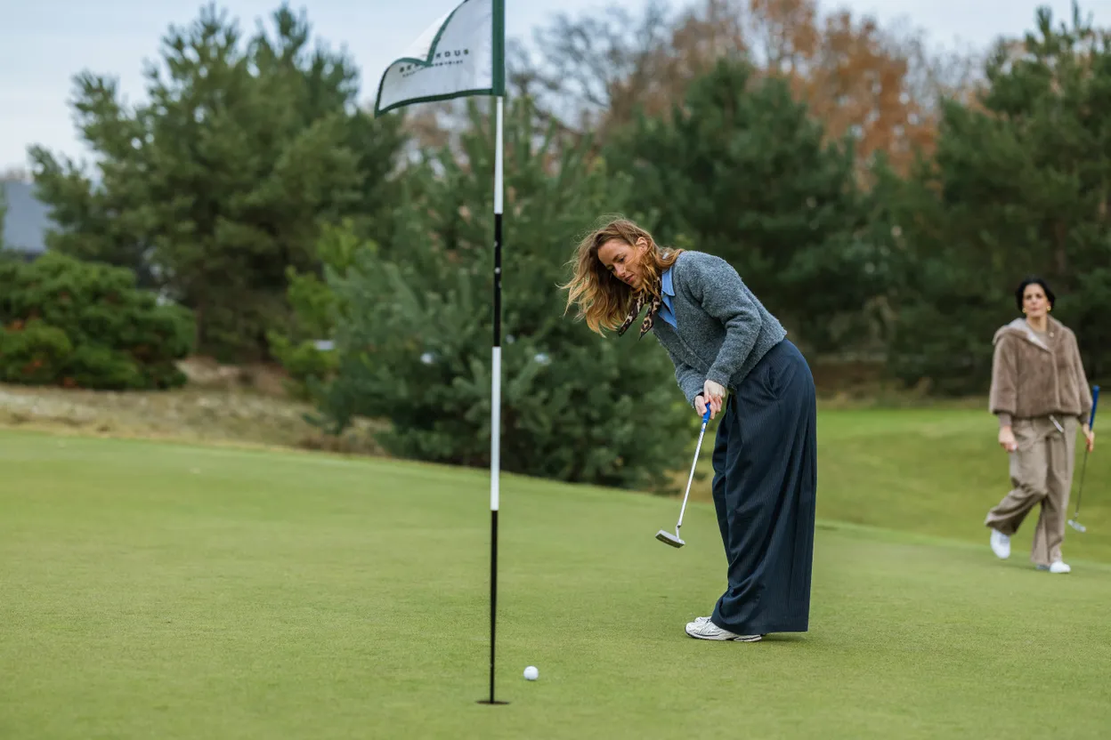 Rosanne heeft helemaal haar plek gevonden op de golfbaan. 
