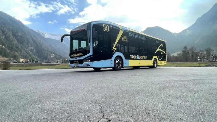 Softwarefout in nieuwe elektrische bussen dwingt passagiers in Oostenrijk om te voet de berg op te gaan