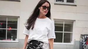 vrouw in hitte met wit shirt