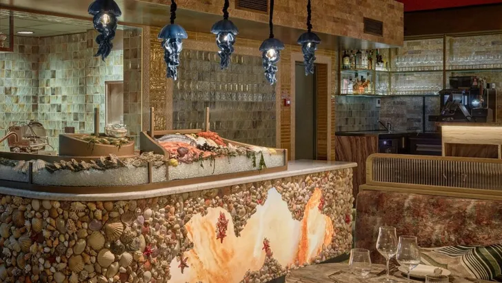 De seafood bar in restaurant The Siren.