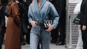 Beau Monde's Weekendtips, week 3 2025 – Foto van modieuze vrouw in denim outfit.