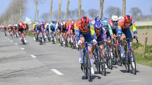 Sfeerbeeld van waaierrijden op De Moeren in Gent-Wevelgem 2025.