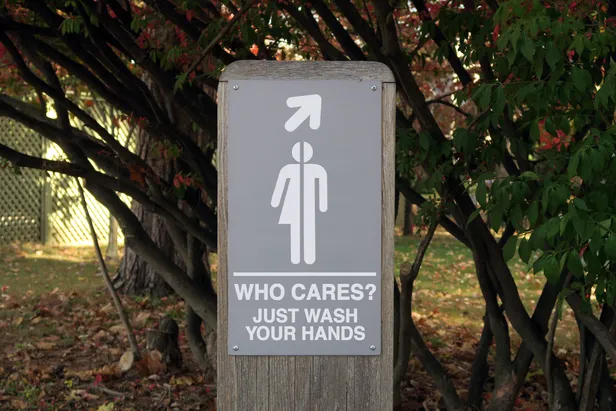Onderzoek Booking.com LHTBI+ reizigers 2026: bordje voor genderneutraal toilet met de tekst 
