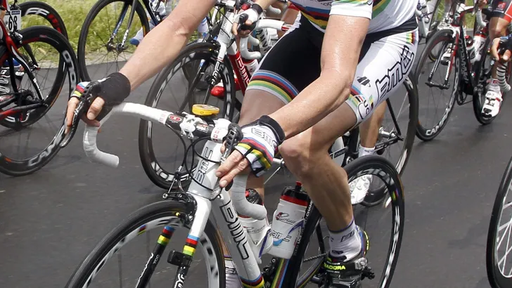 Evans wint zinderende finale in Giro etappe