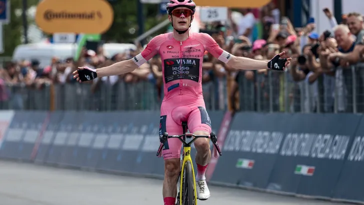 Bobbie Traksel vindt dat Jonas Vingegaard een lange neus mag maken naar Tadej Pogacar, want de Deen is eerder dan de wereldkampioen met het completeren van zijn trilogie aan eindzeges in alle grote rondes.