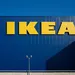 Foto van het IKEA logo op de gevel van een winkel
