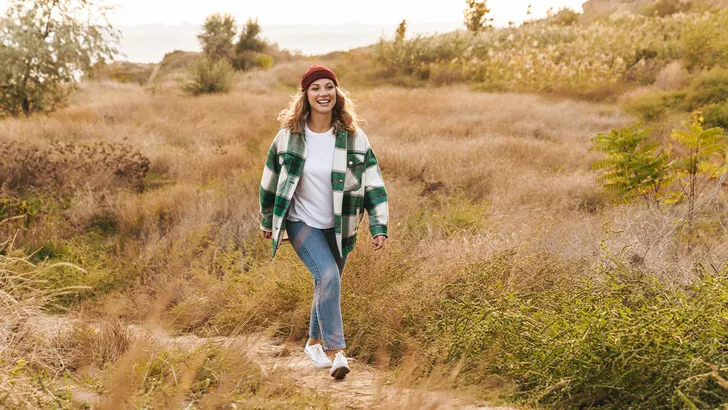 Vrouw aan het wandelen op de hei