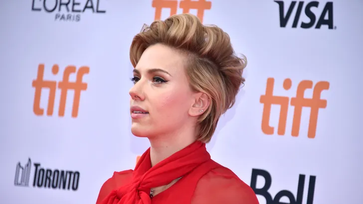 Actrice Scarlett Johansson zingt voor het goede doel