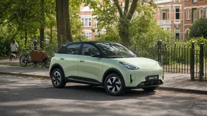 Nieuwe elektrische Geely E2 op een officiële Europese persfoto