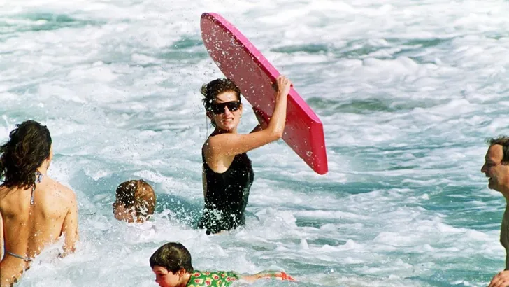 Hittegolf? Royals zoeken verkoeling op het strand