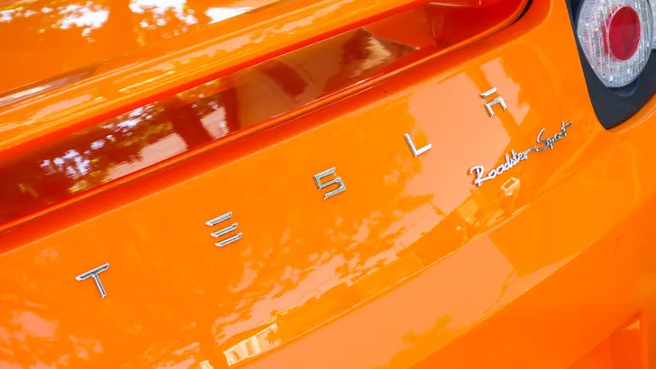 ZIEN: de zwevende Tesla Roadster