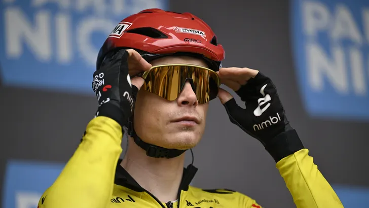 Jonas Vingegaard met een starre blik op het startpodium van Parijs-Nice.