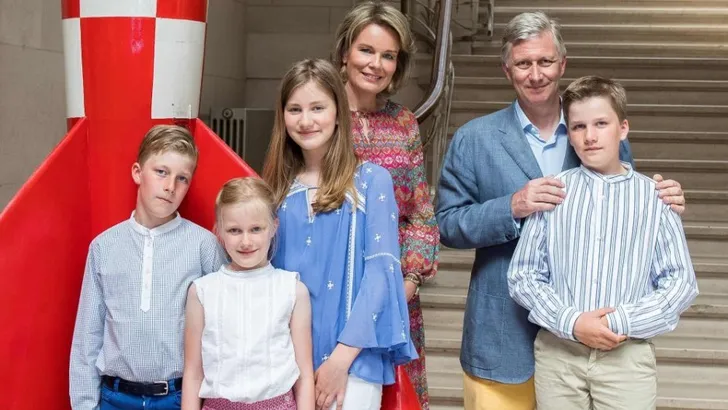 Prinses Eleonore verrast haar jarige vader koning Filip 