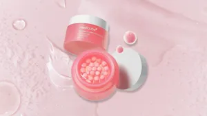 Productfoto van viral Medicube PDRN Pink Collagen Capsule Cream tegen een roze achtergrond.