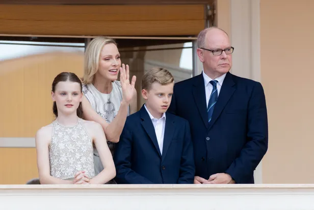 Charlene bob kapsel: prinses Charlene, prins Albert, prinses Gabriella en prins Jacques bij de Sint-Jansviering.