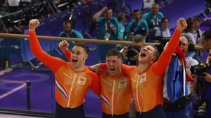 harrie lavreysen, jeffrey hoogland en roy van den berg na hun gouden medaille