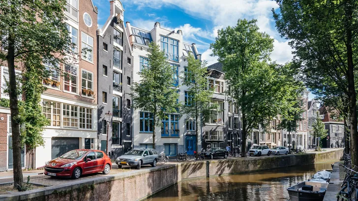 Miljoenenloft schuilt achter met graffiti bekladde garagedeuren