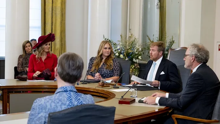 Moet de koning niet eens aan een leesbril?