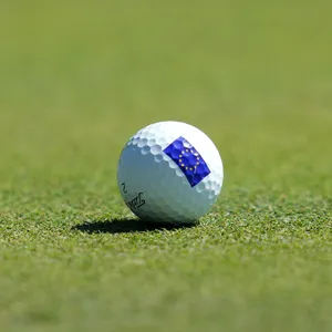 Solheim cup 2024 – Foto van golfbal met Europese vlag erop gedrukt op het gras.