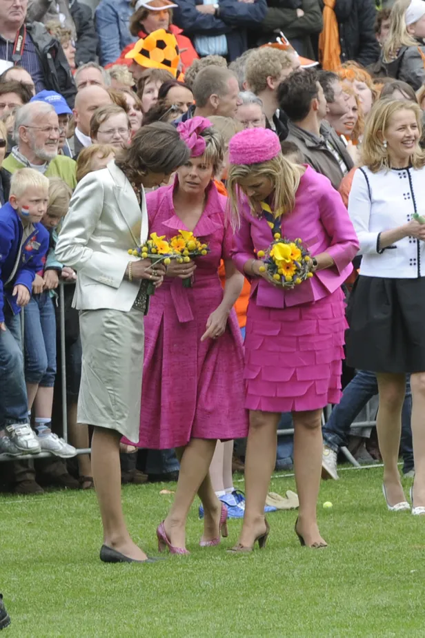 Foto van prinses Laurentien en prinses Máxima bij Koningsdag in Franeker, 2008.