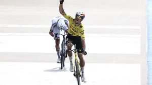 Grischa Niermann vertrekt later dit jaar bij Team Visma | Lease a Bike. Hij gaat naar Lidl-Trek. Analist Michiel Elijzen kan zich niet aan de indruk onttrekken dat de zege van Van Aert in Parijs-Roubaix een rol speelt in die keuze.