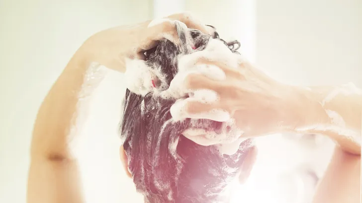 Waarom ook jij je haar zou moeten wassen met aspirine