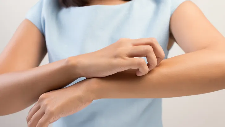 Deze kledingkleur trekt muggen aan