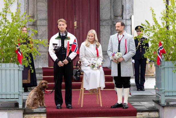 Bij de Nationale Dag van Noorwegen verscheen prinses Mette-Marit met een neusbril en extra zuurstof, die door de hofstaf achter haar aan werd gedragen. (Beeld: NL Beeld)