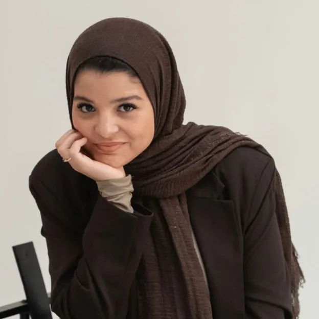 Leading ladies in PR: Youssra Benaya deelt haar visie op AI, succes en inclusiviteit