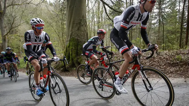 Eens of oneens: 'Het is logisch dat Dumoulin voor Barguil knecht in San Sebastián'
