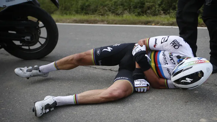 Alaphilippe breekt middenhandsbeentjes bij val in Ronde van Vlaanderen