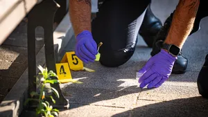 De politie doet sporenonderzoek bij de plaats delict.