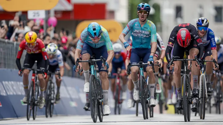 Christian Scaroni juicht als hij Guillermo Silva ziet winnen in de Giro d'Italia.
